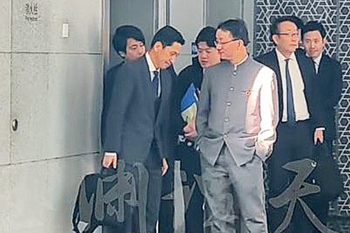 지난 18일 중국 베이징에서 열린 중·일 국장급 협의에서 류진쑹 중국 외교부 아주사 사장(아시아 국장)이 가나이 마사아키 일본 외무성 아시아대양주 국장을 바라보는 모습. 이 영상이 관영 매체인 CCTV 계열 소셜미디어 계정 '위위안탄톈'에 게재됐다는 점으로 미뤄볼 때 중국 측이 이 장면을 의도적으로 공개·유포했다는 관측이 나온다. 중국 위위안탄톈 캡처.