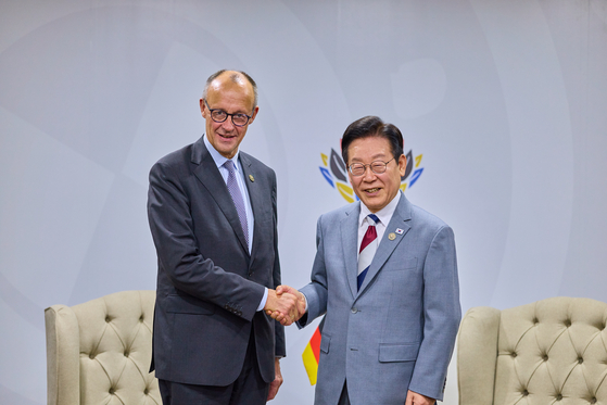이재명 대통령이 22일(현지시간) 남아프리카공화국 요하네스버그 엑스포 센터에서 열린 한-독 정상회담에서 앞서 프리드리히 메르츠 독일 총리와 기념사진을 찍고 있다. 전민규 기자