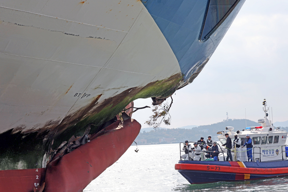 20일 목포해경이 전남 신안 해상에서 퀸제누비아2호 여객선 좌초 사고와 관련해 선체합동감식을 진행하고 있다. 뉴스1