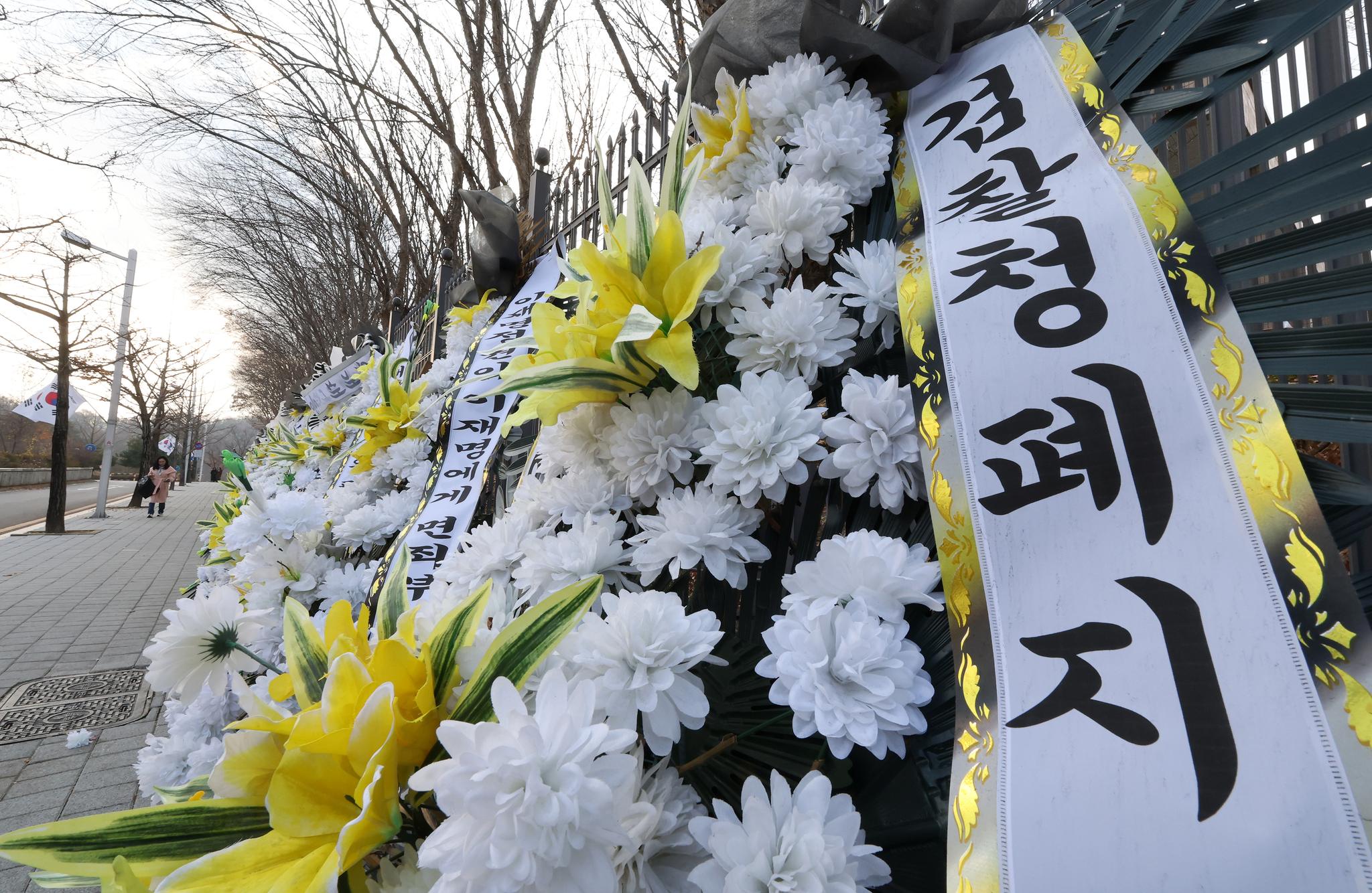 지난 20일 경기도 정부과천청사 앞에 대장동 개발비리 사건 항소 포기와 관련해 법무부를 규탄하는 문구가 적힌 근조 화환이 줄지어 서 있다. 연합뉴스