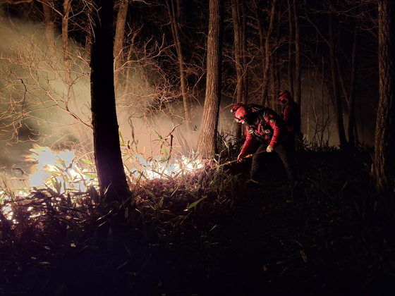 22일 오후 6시 26분께 강원 양양군 서면 서림리에서 난 산불을 산림 당국이 끄고 있다. 사진 산림청=연합뉴스