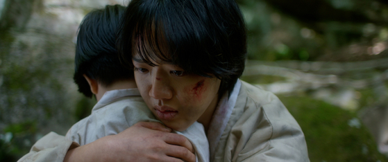 영화 '한란'의 주인공 아진(김향기)은 제주 4·3 사건 당시 토벌대로부터 딸 해생(김민채)을 지키기 위해 산과 바다를 누비며 고군분투한다. 사진 트리플픽쳐스