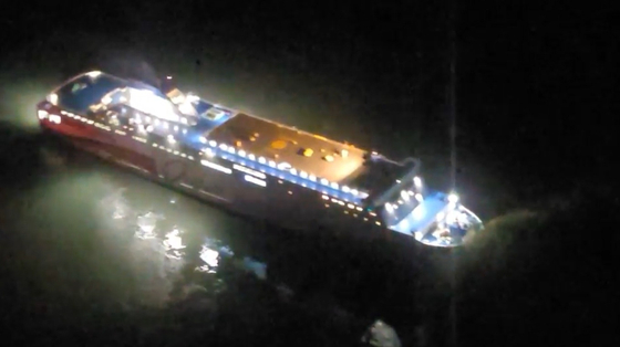 지난 19일 오후 8시 16분쯤 전남 신안군 장산면 족도에 260여명이 탑승한 여객선이 좌초돼 해경이 구조 작업을 벌이고 있다. 뉴스1