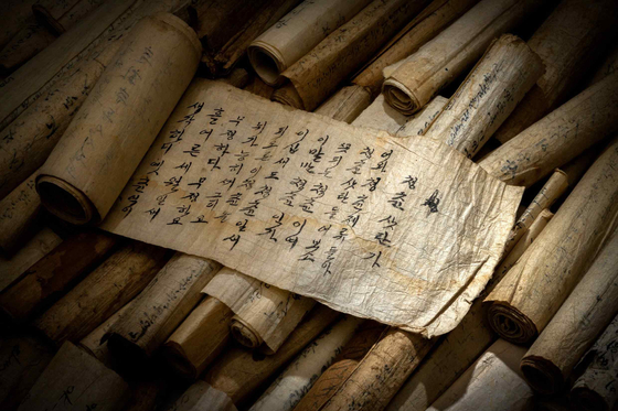 국가유산청은 '내방가사'를 세계기록유산 국제목록에 올리기 위한 등재 신청서를 유네스코 사무국에 제출했다고 24일 밝혔다.   '내방가사'는 여성의 공간에서 부르는 노래라는 뜻의 한글 문학이다. 사진은 내방가사.사진 국가유산청