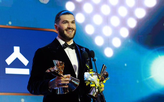 24일 투수 4개 부문 트로피를 한꺼번에 들고 수상 소감을 밝히는 폰세. 연합뉴스