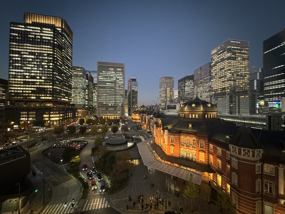 지난 21일 일본 도쿄역과 마루노우치 일대 야경. 김현예 특파원