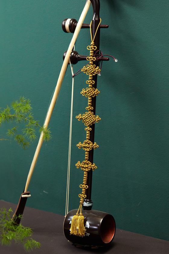 실용성과 장식성을 동시에 지니고 시대마다 발전을 거듭한 매듭 하나하나에는 사랑·화합 등의 상징이 담겼다.