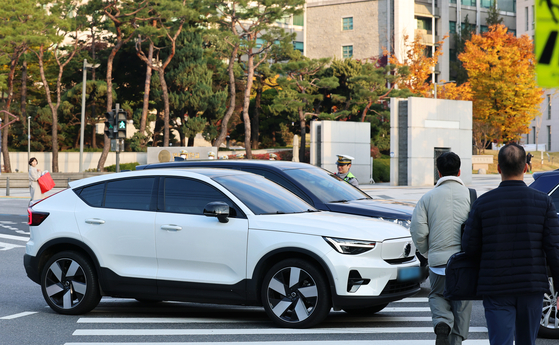 서울 서대문구 연세대 교차로에서 경찰이 '속 시원한 교통단속'의 일환으로 출근길 교통 정체를 유발하는 꼬리물기, 끼어들기 등 얌체운전을 단속하고 있다. 뉴스1