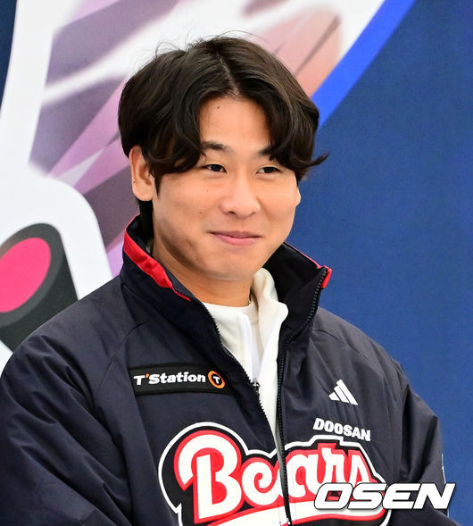 [OSEN=잠실, 지형준 기자] 프로야구 두산 베어스가 23일 오후 서울 잠실야구장에서 ‘2025곰들의 모임’을 개최했다.곰들의 모임은 한 시즌 동안 변함없는 응원을 보내준 최강10번타자 팬들에게 감사의 마음을 전하기 위해 마련된 팬 페스티벌이다.두산 박찬호가 무대에 올라 인사를 하고 있다. 2025.11.23 /jpnews@osen.co.kr