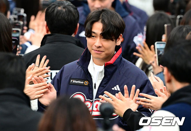 [OSEN=잠실, 지형준 기자] 프로야구 두산 베어스가 23일 오후 서울 잠실야구장에서 ‘2025곰들의 모임’을 개최했다.곰들의 모임은 한 시즌 동안 변함없는 응원을 보내준 최강10번타자 팬들에게 감사의 마음을 전하기 위해 마련된 팬 페스티벌이다.4년 최대 80억 원 초대형 FA 계약을 통해 두산으로 이적한 박찬호가 팬들과 하이파이브를 하며 입장하고 있다. 2025.11.23 /jpnews@osen.co.kr