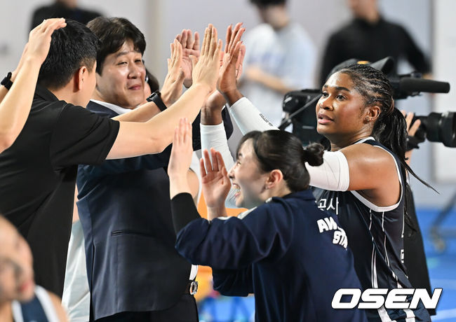 [OSEN=김천, 이석우 기자] 한국도로공사가 23일 김천실내체육관에서 열린 진에어 2025-2026 V리그 여자부 GS 칼텍스와의 경기에서 세트스코어 3-1로 승리했다. 한국도로공사는 파죽의 9연승을 이어갔다.한국도로공사 모마가 GS 칼텍스에 승리한 후 김종민 감독과 기쁨을 나누고 있다. 2025.11.23 / foto0307@osen.co.kr