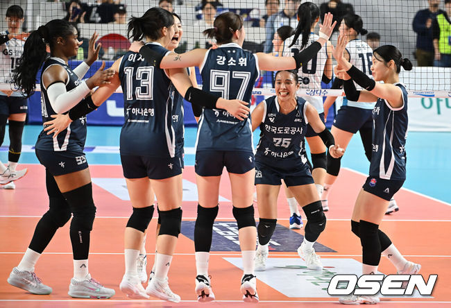 [OSEN=김천, 이석우 기자] 23일 김천실내체육관에서 진에어 2025-2026 V리그 여자부 한국도로공사와 GS 칼텍스의 경기가 열렸다. 8연승으로 독주하고 있는 한국도로공사가 GS 칼텍스를 누르고 팀 최다 12연승 기록을 향해 나아갈지 기대된다.한국도로공사 선수들이 29-27로 2세트를 극적인 역전승하고 기뻐하고 있다. 2025.11.23 / foto0307@osen.co.kr