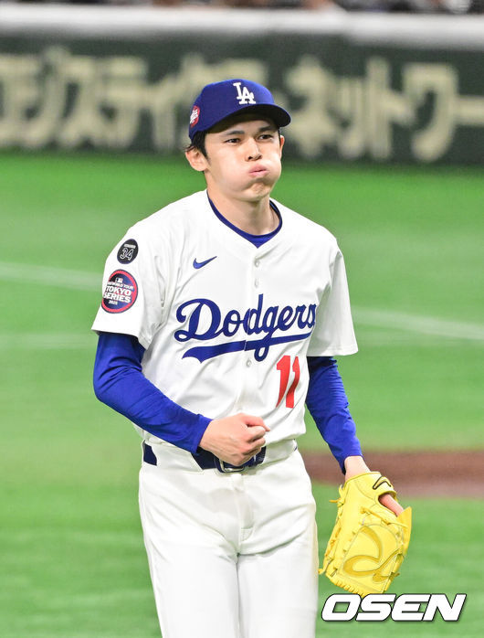 [OSEN=도쿄(일본), 박준형 기자] 19일 오후 일본 도쿄돔에서 MLB 월드투어 도쿄 개막시리즈 2차전 시카고 컵스와 LA 다저스의 경기가 진행됐다이날 선발투수로 시카고컵스는 저스틴 스틸을, LA다저스는 사사키를 내세웠다. 3회말 만루위기를 1실점으로 막아낸 LA 다저스 사사키가 기뻐하고 있다. 2025.03.19 / soul1014@osen.co.kr