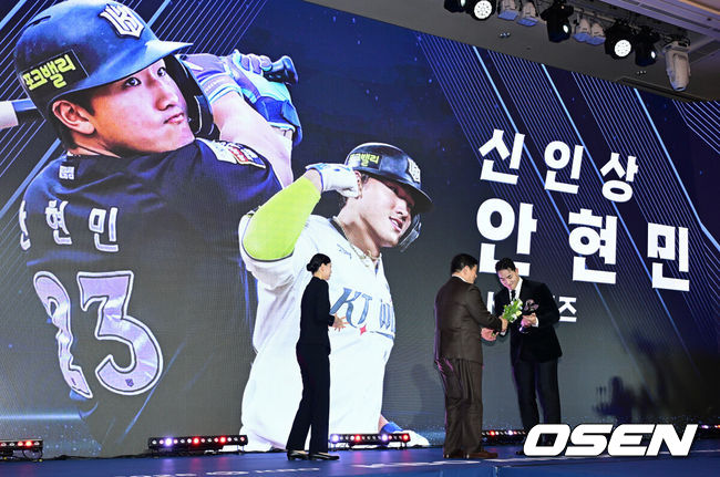 [OSEN=지형준 기자] 24일 오후 서울 잠실 롯데호텔 월드 크리스탈볼룸에서 ‘2025 신한 SOL뱅크 KBO 시상식’이 열렸다.KBO 시상식에서 가장 관심을 모으는 것은 단연 MVP 수상자다. 올해 MVP 레이스는 한화 코디 폰세와 삼성 르윈 디아즈의 2파전이다.신인상을 수상한 KT 안현민이 KBO 허구연 총재에게 트로피를 건네 받고 있다. 2025.11.24 /jpnews@osen.co.kr