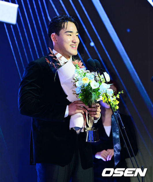 [OSEN=지형준 기자] 24일 오후 서울 잠실 롯데호텔 월드 크리스탈볼룸에서 ‘2025 신한 SOL뱅크 KBO 시상식’이 열렸다.KBO 시상식에서 가장 관심을 모으는 것은 단연 MVP 수상자다. 올해 MVP 레이스는 한화 코디 폰세와 삼성 르윈 디아즈의 2파전이다.신인상을 수상한 KT 안현민이 소감을 말하고 있다. 2025.11.24 /jpnews@osen.co.kr