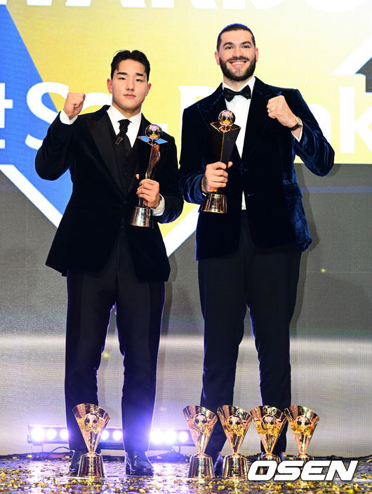 [OSEN=지형준 기자] 24일 오후 서울 잠실 롯데호텔 월드 크리스탈볼룸에서 ‘2025 신한 SOL뱅크 KBO 시상식’이 열렸다.예상대로였다. 한화 이글스 코디 폰세(31)가 2025시즌 MVP로 선정됐다.폰세는기자단 투표 124표 중 96표(76%)를 얻어 23표에 그친 르윈 디아즈(삼성)를 제치고 수상했다. SSG앤더슨, 삼성 후라도, NC 라일리, KT 안현민, 롯데 레이예스가 각각 1표식 얻었다. 폰세는부상으로 The Kia EV6 전기차를 부상으로 받았다.신인상 KT 안현민, MVP 한화 폰세가 포즈를 취하고 있다. 2025.11.24 /jpnews@osen.co.kr