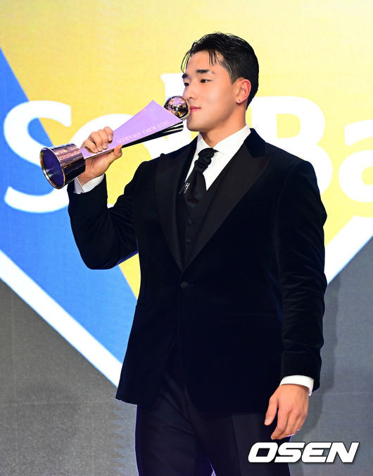 [OSEN=지형준 기자] 24일 오후 서울 잠실 롯데호텔 월드 크리스탈볼룸에서 ‘2025 신한 SOL뱅크 KBO 시상식’이 열렸다.예상대로였다. 한화 이글스 코디 폰세(31)가 2025시즌 MVP로 선정됐다.폰세는기자단 투표 124표 중 96표(76%)를 얻어 23표에 그친 르윈 디아즈(삼성)를 제치고 수상했다. SSG앤더슨, 삼성 후라도, NC 라일리, KT 안현민, 롯데 레이예스가 각각 1표식 얻었다. 폰세는부상으로 The Kia EV6 전기차를 부상으로 받았다.신인상 KT 안현민이 트로피에 키스를 하고 있다. 2025.11.24 /jpnews@osen.co.kr