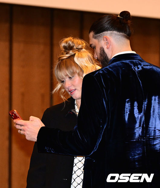 [OSEN=지형준 기자] 24일 오후 서울 잠실 롯데호텔 월드 크리스탈볼룸에서 ‘2025 신한 SOL뱅크 KBO 시상식’이 열렸다.예상대로였다. 한화 이글스 코디 폰세(31)가 2025시즌 MVP로 선정됐다.폰세는기자단 투표 124표 중 96표(76%)를 얻어 23표에 그친 르윈 디아즈(삼성)를 제치고 수상했다. SSG앤더슨, 삼성 후라도, NC 라일리, KT 안현민, 롯데 레이예스가 각각 1표식 얻었다. 폰세는부상으로 The Kia EV6 전기차를 부상으로 받았다.시상식을 마치고 MVP를 수상한 한화 폰세가 아내와 이야기를 나누고 있다. 2025.11.24 /jpnews@osen.co.kr