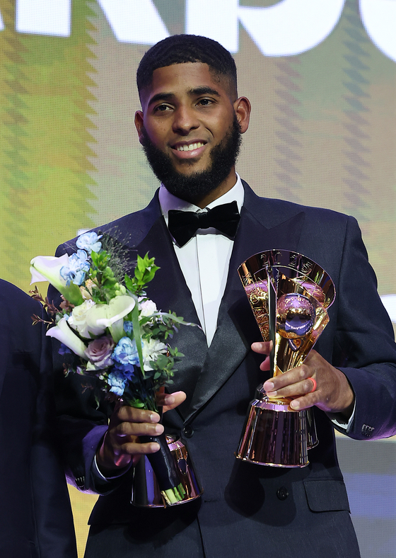 타격 부문 트로피 3개를 들고 기뻐하는 디아즈. 뉴스1 