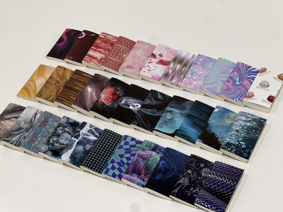 안전가옥 쇼-트 시리즈 전종 리버시블(양면) 커버. 김효인 작가의 책은 맨 윗줄에서 오른쪽 끝에 있는 케이크 패턴의 표지다. 사진 안전가옥