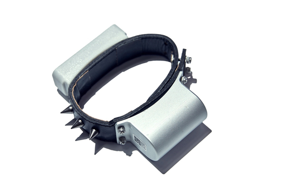 여우를 야생에 방사할 때 모니터링과 데이터 수집을 위해 목에 부착하는 목걸이 형태의 위성발신기. 