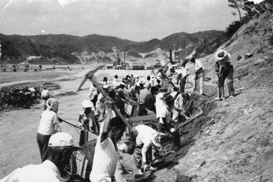 새마을운동은 성과 평가를 통해 우수 마을을 차등 지원했다. 하천 정비사업 풍경. [중앙포토]