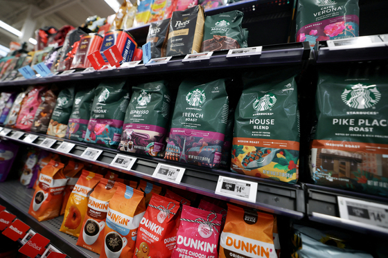 지난 21일(현지시간) 미국 뉴저지주 노스버겐에 위치한 월마트 매장에서 커피 브랜드들이 진열되어 있다. 로이터=연합뉴스