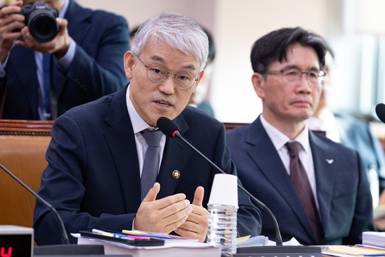 천대엽 법원행정처장이 지난달 30일 서울 여의도 국회에서 열린 법제사법위원회의 법무부 등에 대한 국정감사에서 의원 질의에 답하고 있다. 뉴스1