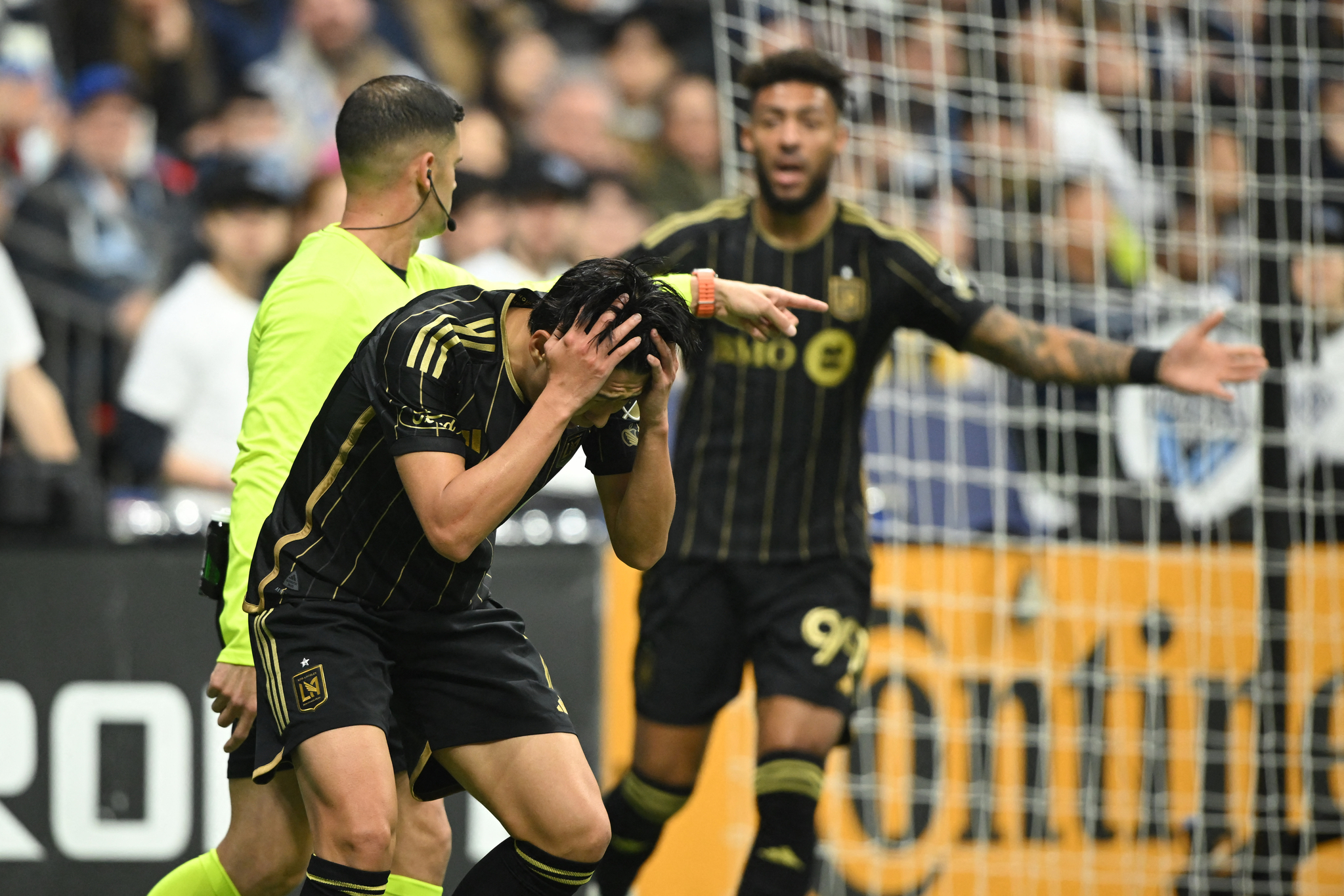 머리를 감싸며 아쉬워하는 손흥민. 로이터=연합뉴스