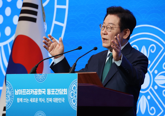 이재명 대통령이 지난 23일(현지시간) 남아프리카공화국 요하네스버그 샌튼 컨벤션센터에서 열린 동포 오찬간담회에서 인사말을 하고 있다. 연합뉴스