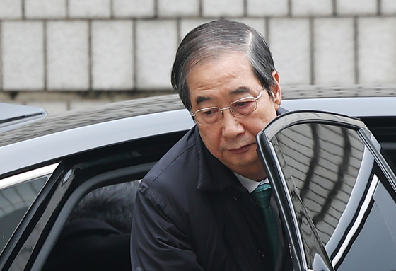 내란 우두머리 방조 혐의를 받는 한덕수 전 국무총리가 공판 출석을 위해 24일 서울 서초구 서울중앙지방법원에 도착하고 있다. 연합뉴스