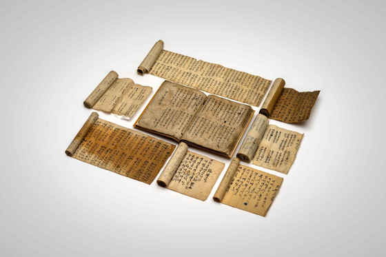 '내방가사'는 여성의 공간에서 부르는 노래라는 뜻의 한글 문학이다. 규방가사 혹은 규중가도라고 부르기도 한다. 현재 두루마리에 한글 궁서체로 쓴 6000여 필이 넘는 작품들이 전해져 오고 있다. 사진 국가유산청