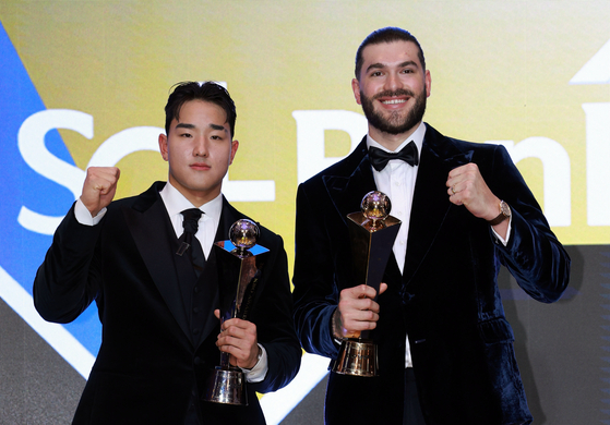 2025 KBO 시상식 MVP와 신인상 수상자   (서울=연합뉴스) 한종찬 기자 = 24일 서울 송파구 롯데호텔 월드에서 열린 2025 신한 SOL뱅크 KBO 시상식에서 정규시즌 최우수선수(MVP)로 선정된 한화의 폰세와 신인상을 수상한 KT의 안현민이 트로피와 함께 기념촬영을 하고 있다. 2025.11.24   saba@yna.co.kr (끝)  〈저작권자(c) 연합뉴스, 무단 전재-재배포, AI 학습 및 활용 금지〉