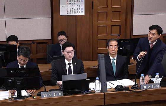  한덕수 전 국무총리가 24일 서울 서초구 서울중앙지법에서 열린 내란 우두머리 방조 등 혐의 사건의 속행 공판에 출석해 있다. 사진 서울중앙지법