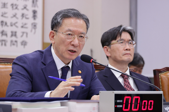 정성호 법무부 장관이 지난 12일 국회에서 열린 법제사법위원회 전체회의에서 의원 질의에 답변하고 있다. 뉴스1