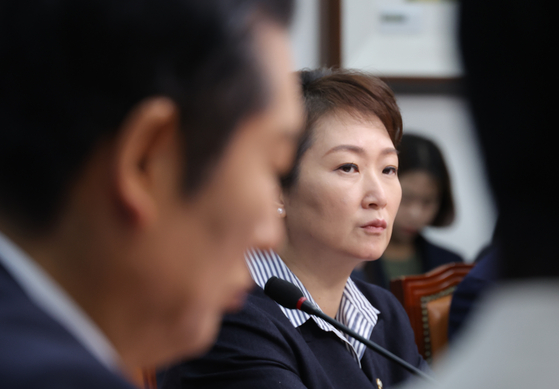이언주 더불어민주당 최고위원이 24일 서울 여의도 국회에서 열린 최고위원회의에서 정청래 대표의 발언을 듣고 있다. 연합뉴스