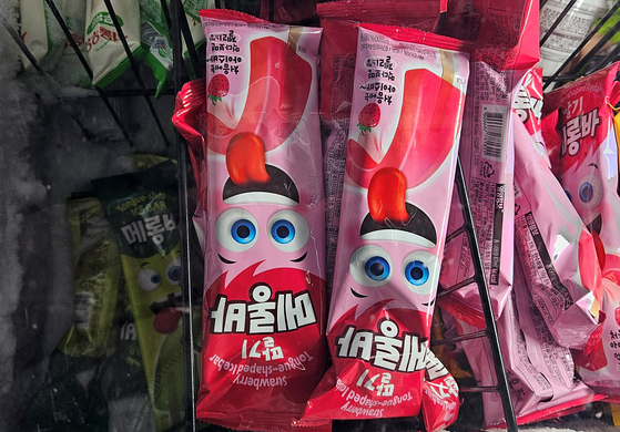 지난 22일 경기도 성남시 한 편의점 냉동고에 '메롱바'가 놓여 있다. 대부분 소진된 모습이다. 채혜선 기자