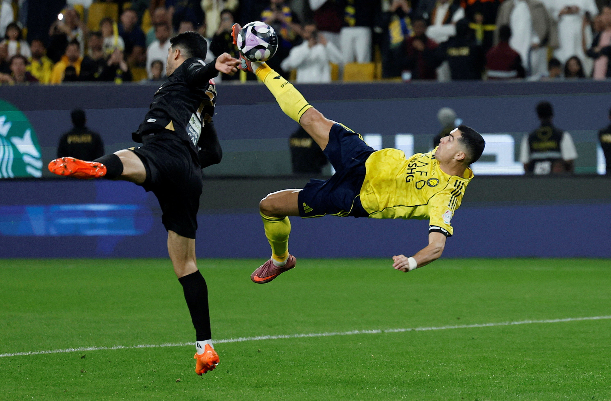 사우디 알 나스르 호날두(오른쪽)가 시저스킥으로 골을 터트리고 있다.로이터=연합뉴스