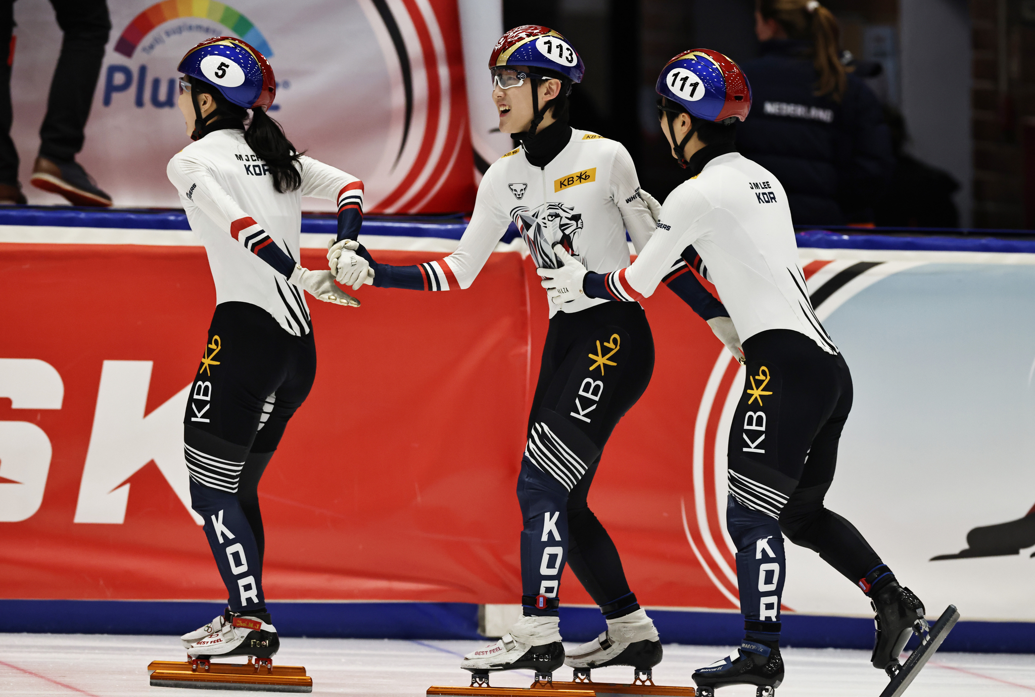 쇼트트랙 혼성계주 금메달을 딴 한국 선수들. 신화=연합뉴스