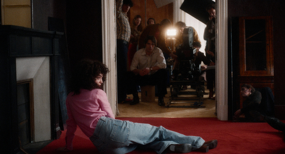 1972년 제작된 영화 '파리에서의 마지막 탱고' 촬영 현장을 재현한 장면에서 아나마리아 바르톨로메이가 마리아 슈나이더 역할을 맡아 열연했다. 사진 찬란