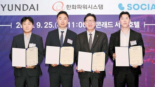 부산시가 9월 25일 서울 여의도에서 개최한 ‘수도권 기업 투자유치 설명회’에서 박 시장(왼쪽 세 번째)이 기업 관계자들과 업무협약을 체결하는 모습.