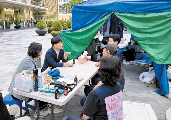 한화오션 조선하청노동자 농성장을 찾은 변광용 거제시장.