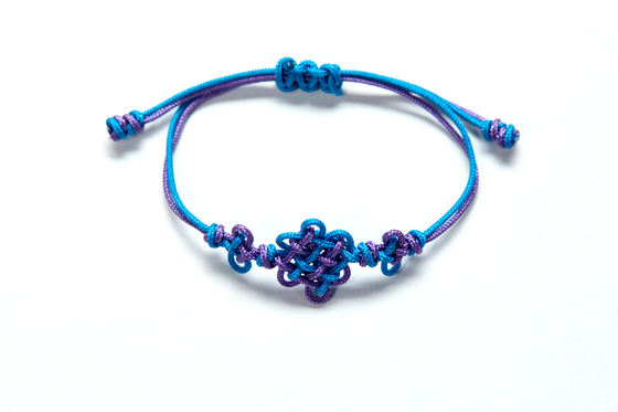 ‘케데헌’ 진우팔찌로 알려진 국화매듭팔찌는 한국 전통매듭을 활용한 것으로, 국화매듭은 성공·행운·번창 등을 의미한다.