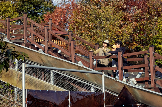 소중 학생기자단이 신공주(맨 왼쪽) 해설사와 함께 생태학습장에서 우리나라 여우의 생태적 특성을 살폈다.
