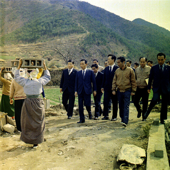 박정희 대통령은 새마을운동 현장을 자주 방문해 주민들을 격려했다. [중앙포토]