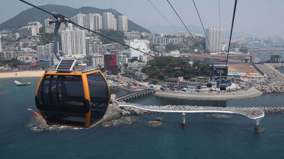 부산 서구 송도해수욕장 앞바다에 설치된 송도 해상케이블카. 송봉근 객원기자 