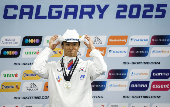 스피드스케이팅 월드컵 500m 우승자 김준호가 목에 금메달을 걸었다. [AP=연합뉴스]