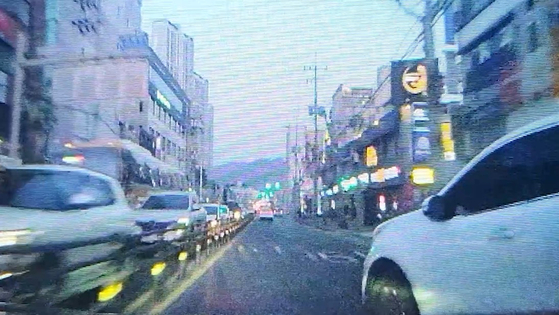 과속으로 달려 고의로 교통사고 내는 A씨 차량 블랙박스 영상. 사진 대전중부경찰서
