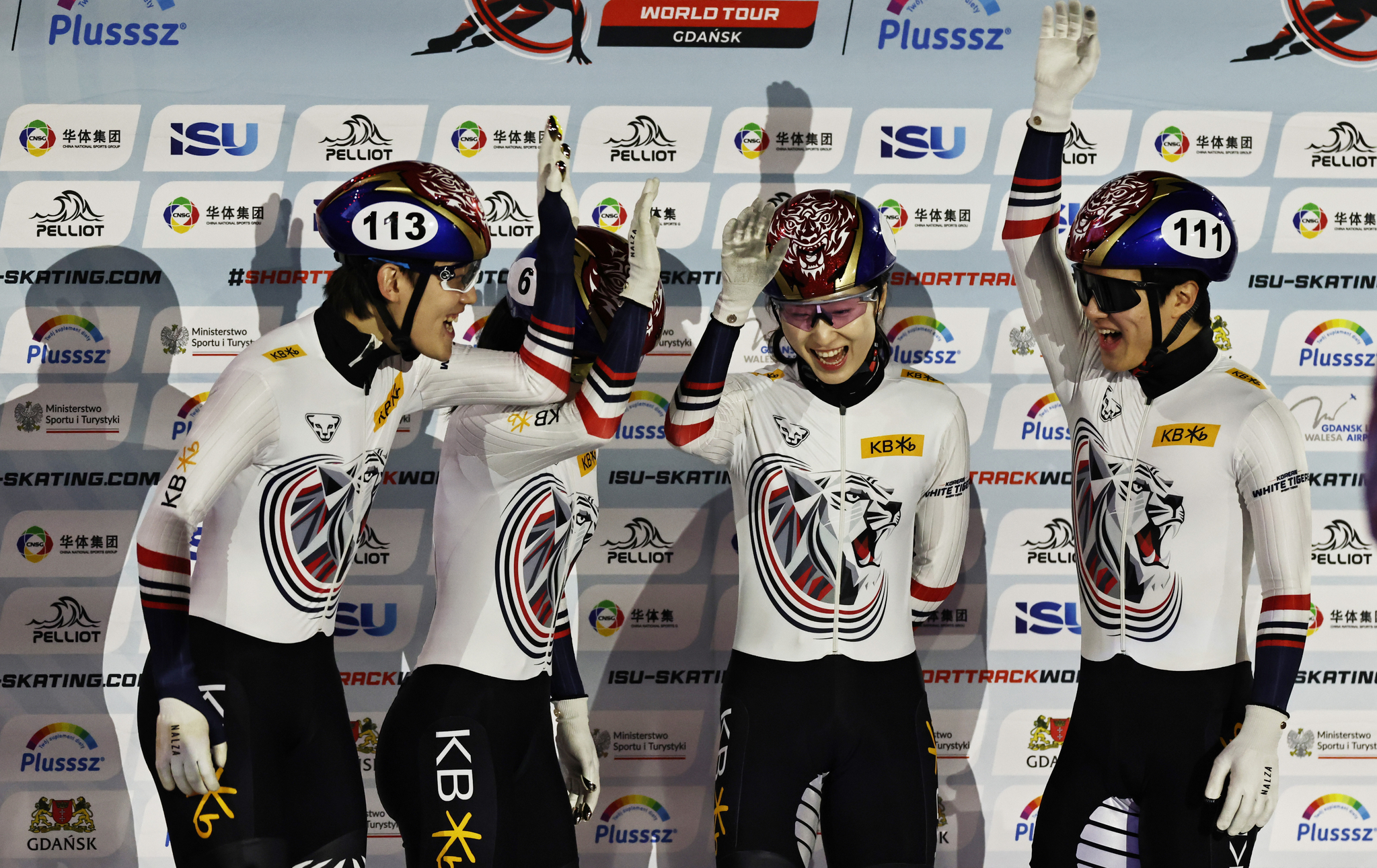 한국 쇼트트랙 국가대표 임종언과 김길리, 최민정, 이정민이 혼성계주 결승을 앞두고 손을 모았다가 들어올리며 선전을 다짐했다. 신화=연합뉴스