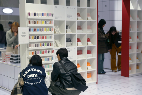 위즈덤하우스의 단편 시리즈 '위픽'이 100권 출간을 기념해 팝업스토어를 열었다. 디자인은 '한 조각의 문학'을 표방하는 위픽의 콘셉트에 맞춰 형형색색 초콜릿 모양의 판형으로 만들어졌다. 사진 위즈덤하우스